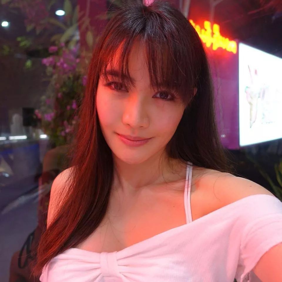 新加坡女明星省钱坐地铁,因不满服务质量破口大骂遭高额罚款