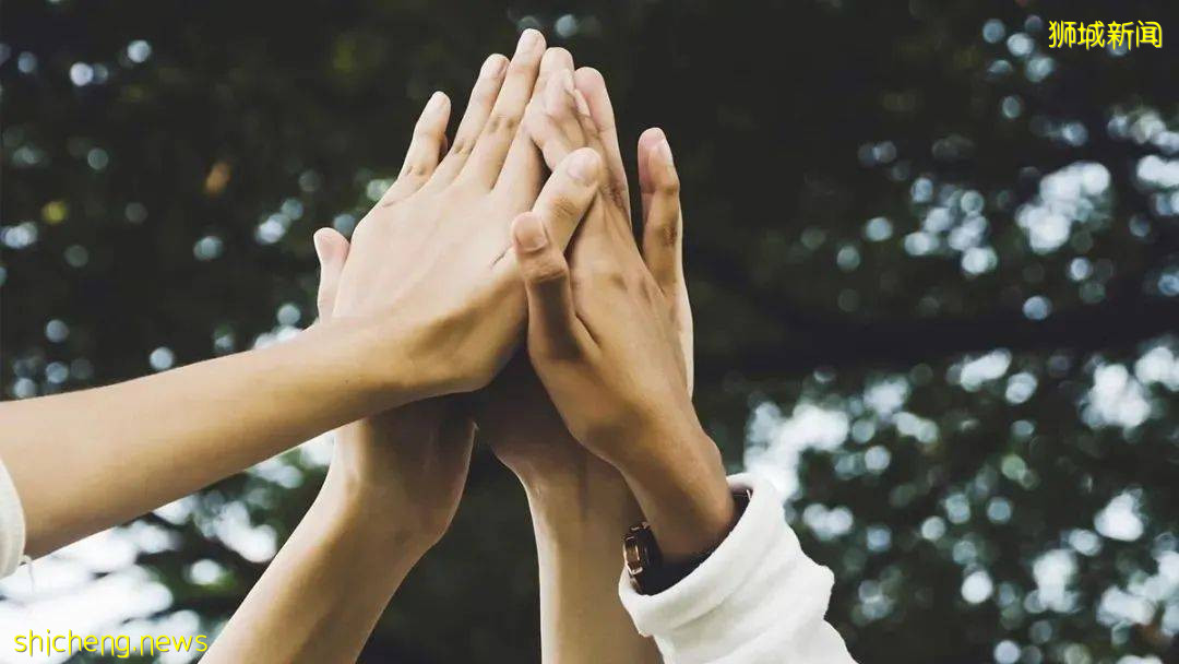 深扒李显龙总理11次电视演讲的穿着!魔力水杯在这里可买到