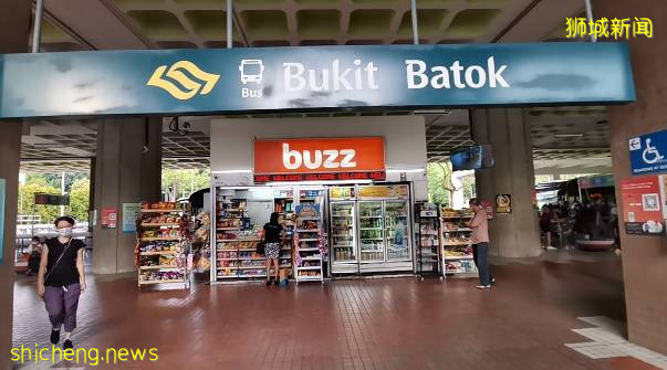 突发!新加坡一巴士从高处摔下,90度翻车窗户全碎!14人被紧急送往医院