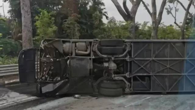 巴士撞翻、汽车撞毁，22人受伤入院