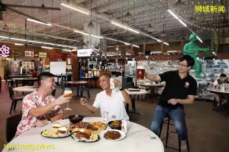 白天卖杂菜饭,晚上披霓虹灯,了解新加坡的共享餐饮空间