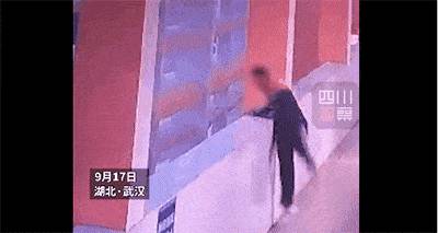 新加坡辅警东海岸举枪饮弹自尽,20年竟25次发生类似事件