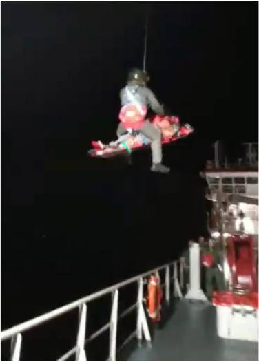 新加坡空軍出動直升機，爲了從遊輪上救人