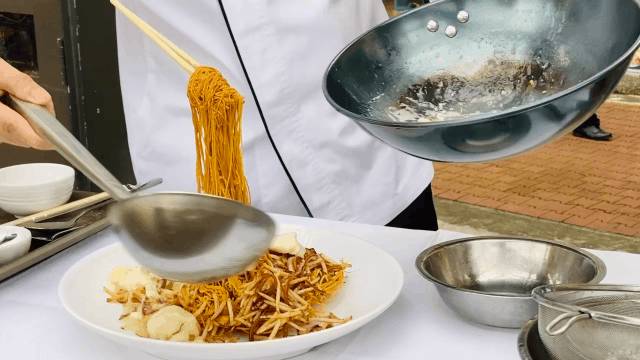 狮城港式粤菜四大名厨之一,坐镇新加坡河畔20年老字号,为你带来惊喜和福利