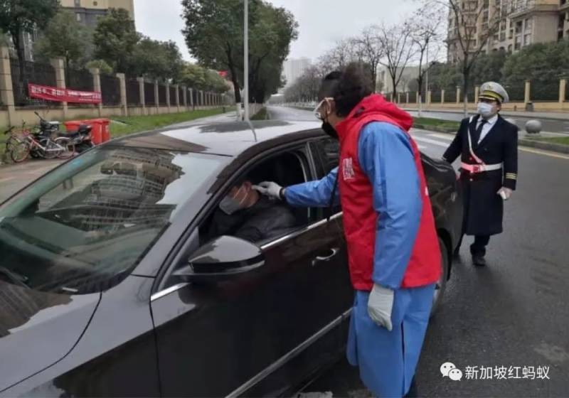 在苏州工作的狮城男子　义不容辞穿上防护服为小区居民测量体温