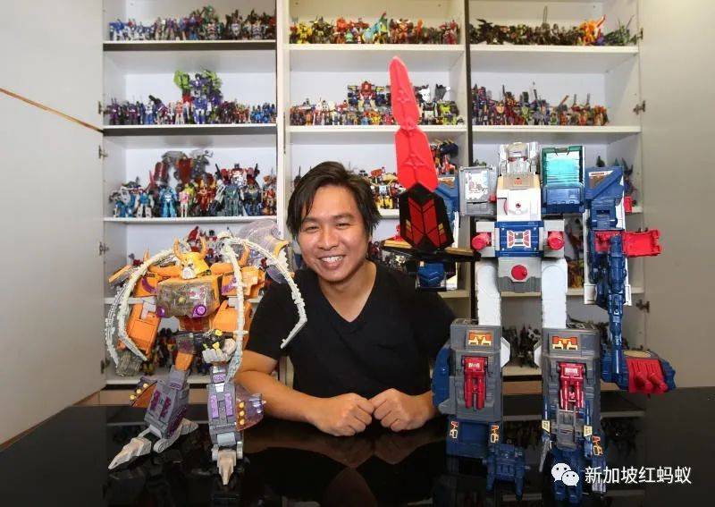 新加坡狂熱收藏家把組屋打造成迷你“迪士尼”，門裏門外兩個世界