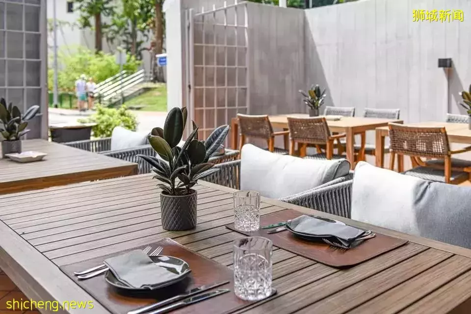 新加坡也能吃到会拉丝的瑞士芝士火锅啦!配上红酒和火腿,超满足