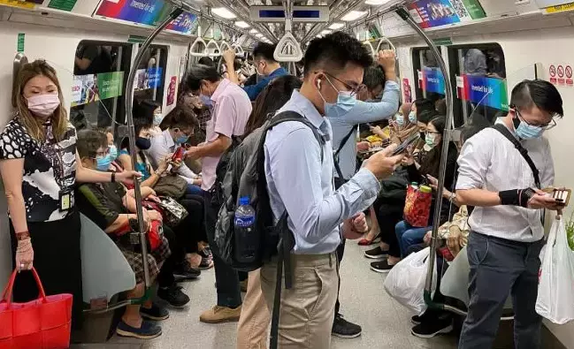 78%社区奥密克戎!前天,新加坡牛车水再现人挤人!张文宏谈北京疫情: 2022疫情或结束