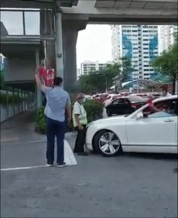 对话曝光!新加坡“宾利男”开车冲撞学校保安,被全岛痛骂