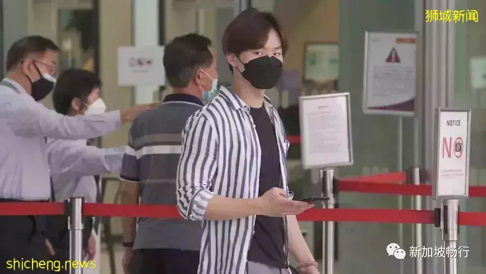 男子離開家去紋身,盡管 MC 受到電子監控