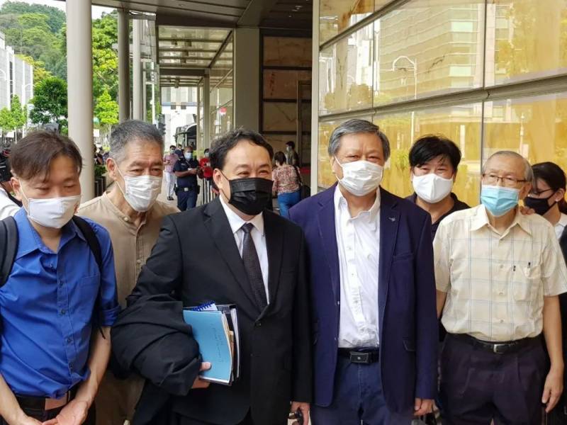 新加坡清晨5點幾十人去法院排隊，旁聽李顯龍“打官司”