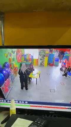 視頻曝光!這個新加坡籍女校長毆打虐童!“像拎小雞一樣”