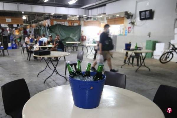 不满啤酒妹霸四桌给熟客 阿叔照坐掀骂战