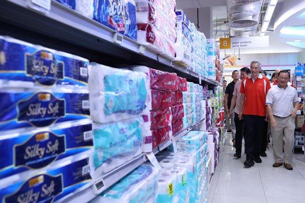 ◤全球大流行◢ 李显龙走访超市