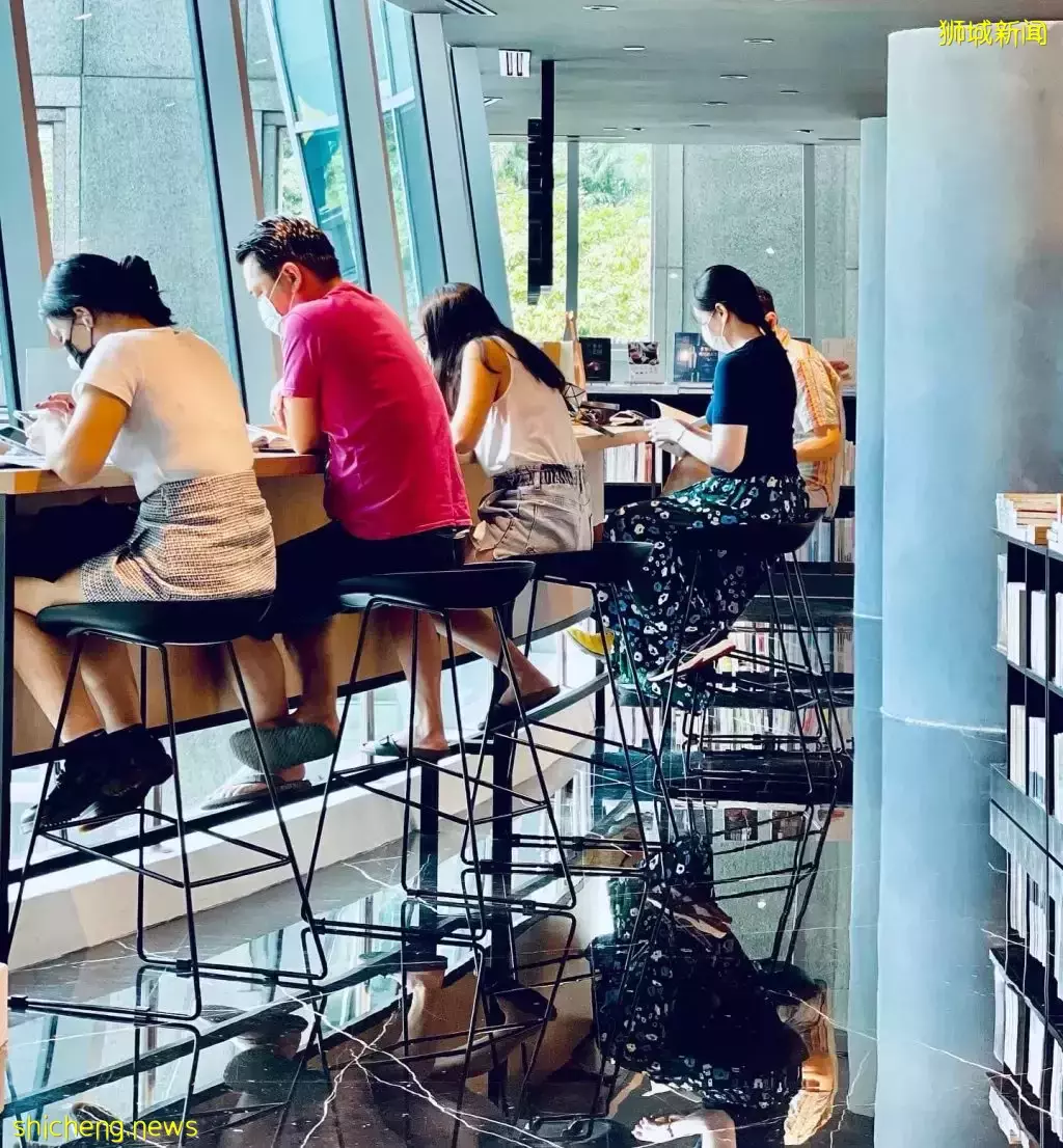 烏節路網紅中文書店,酷炫書架空間、還有免費畫展可以看!看書讀書也可以超酷的好嘛