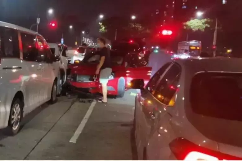 新加坡一红色奔驰失控,连撞三车、已造成1死4伤!现场太惊悚