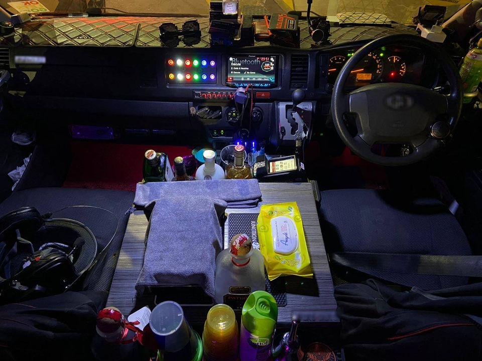 不仅非法改装派对巴士 还违例提供聚会服务!当局扣押六辆巴士