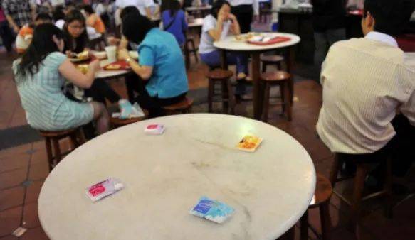 新加坡“纸巾占位置”文化又上新高度！更上一层楼