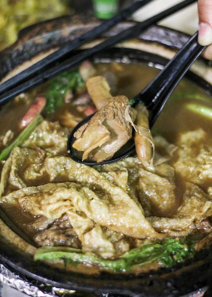 昨晚，我們在新加坡芽籠紅燈區吃雞，是怎樣一種體驗