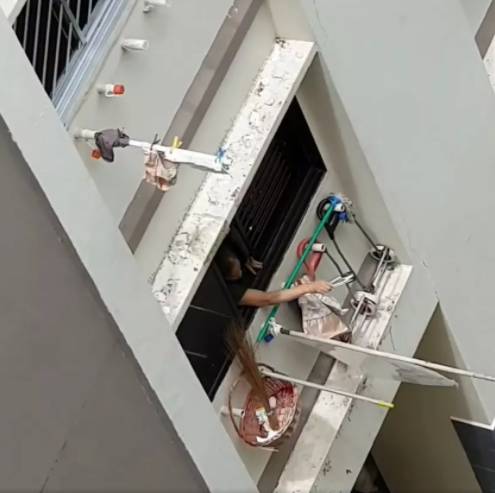 Aljunied社區一些居民從窗戶亂丟垃圾,這也太