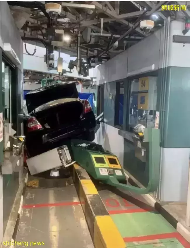 这辆载着中国乘客的车,强行闯边境、撞倒大士关卡!实拍,周末无数新加坡人涌向新山