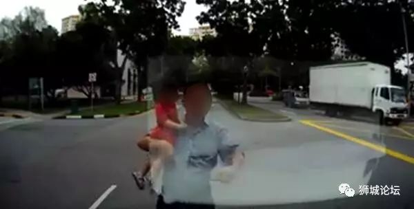 新加坡男子抱着小孩乱闯马路，差点被撞飞，居然好意思跟司机理论？