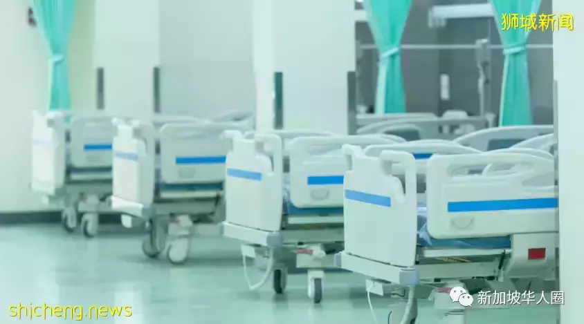 新加坡急诊病患爆满，院内担架上全是病人，医生护士也有确诊