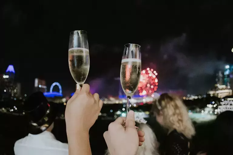 微醺迎2022年!搜罗新加坡6大酒吧特备活动🥂无限量畅饮美酒,跨年夜晚来小酌几杯🙌