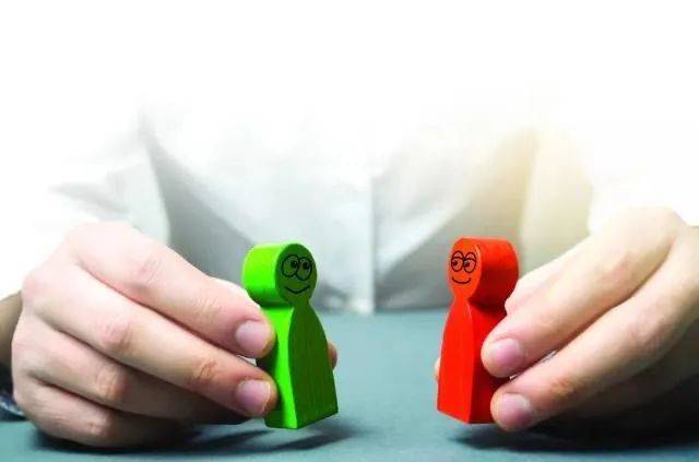 新加坡大叔襲胸，暴揍中年女子，僅被罰款3千元！原因竟然是