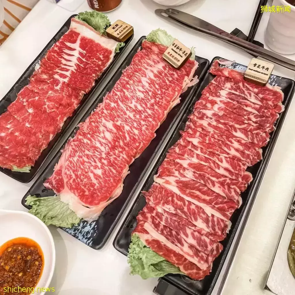 一邊K歌一邊涮火鍋，純正潮汕火鍋來了！5月份到店用餐即可享有：免費湯底+小龍蝦🤩 私人包廂備有K歌設施