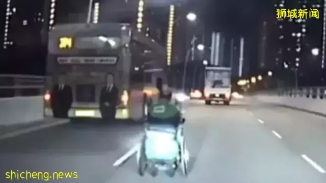 电动轮椅公路上飙车送餐 时速疑高达50公里