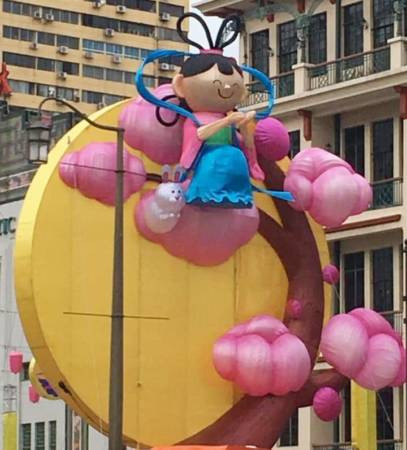 牛车水灯饰又遭批 去年像“吴刚” 今年像“孕妇”