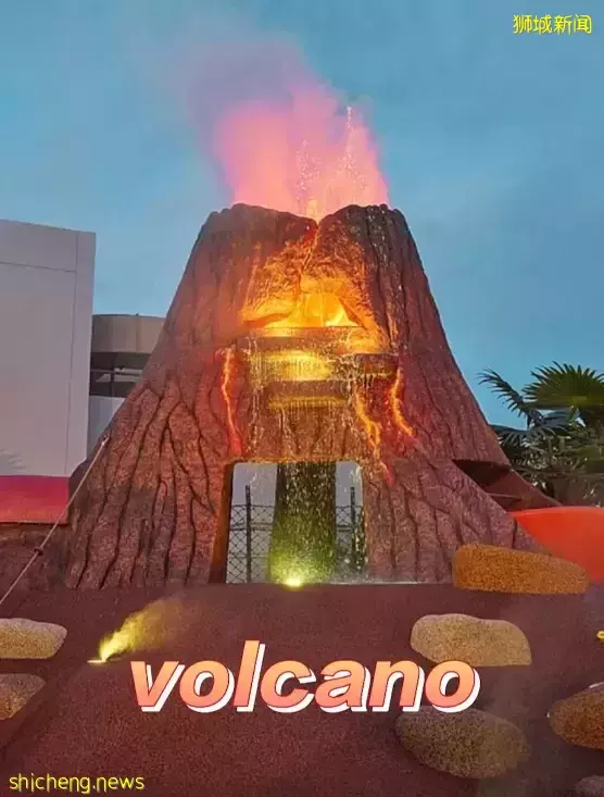 Causeway Point 免費水上樂園: 有火山的恐龍濕地遊樂區