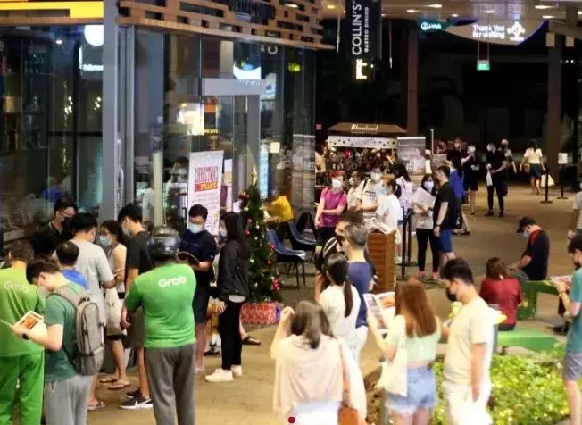 本地西餐店圣诞订餐出状况！数家分店门外聚集数百人