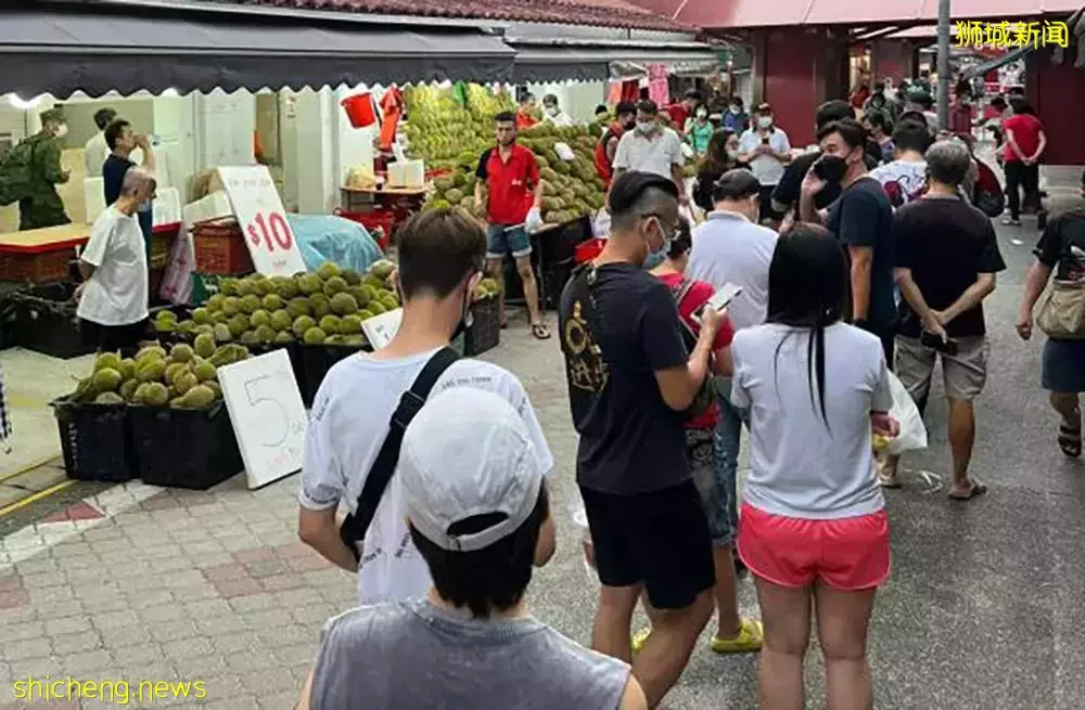 旺季吃贵榴梿？有摊贩反其道 猫山王削价卖 