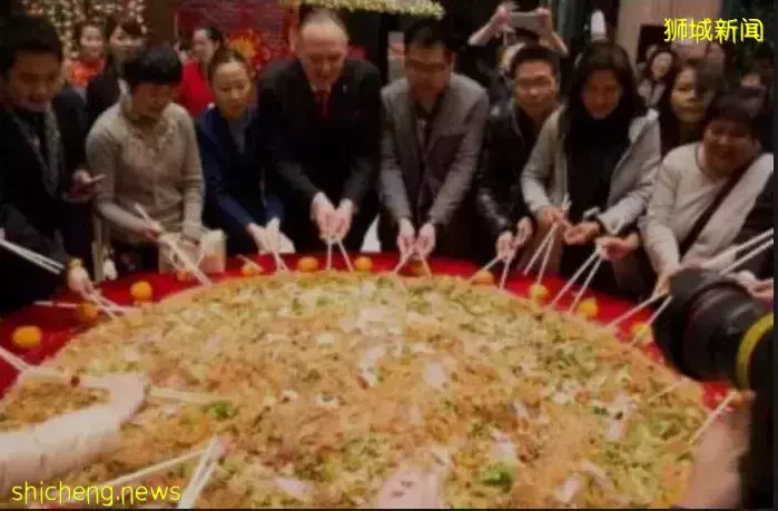 中國孫子給奶奶拜年磕頭把盆磕癟,新加坡網友:真漲見識啦