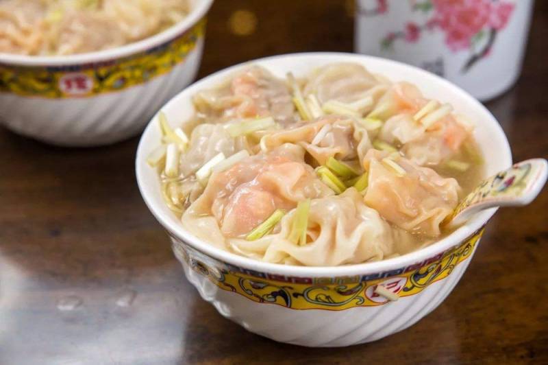 這裏居然有一家藏在鬧市裏的中餐小館!下雨天,要不要來碗馄饨