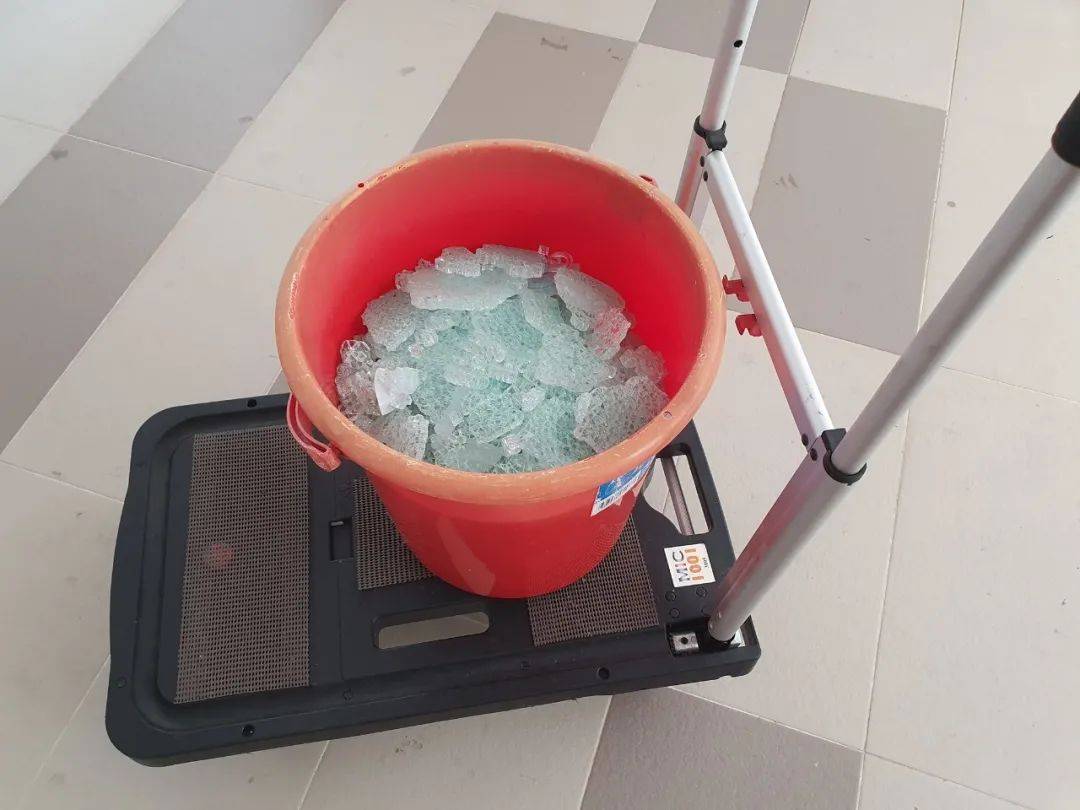 家里的玻璃门突然自爆!天气太热,新加坡用这个东西要小心