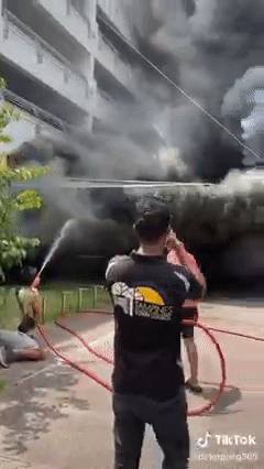 恐怖！新加坡這個食閣煤氣罐爆裂，發生大火！兩小夥勇敢救急