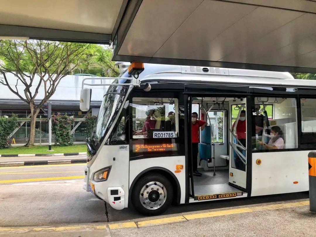 厉害了！新加坡试行首个无人驾驶收费巴士服务！通过手机APP就可以预约搭乘