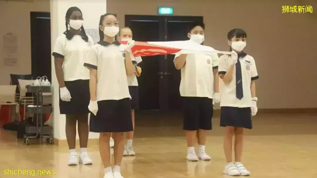 作爲新加坡小學裏的“班長”和“大隊長”，我家兩個女兒每天都要做什麽