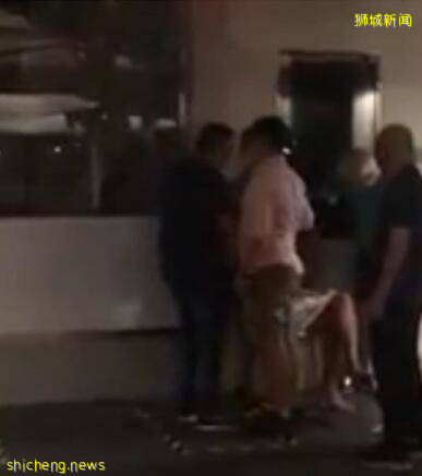 新加坡酒吧一条街上演英雄救美,网友:这男的好像被绿了