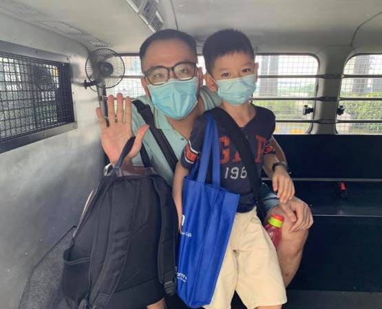 即将入狮城与父母团聚 临别前 孙儿抱紧祖母 