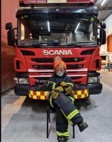 美国参议员伯尼·桑德斯火了,新加坡民防员都来蹭热度