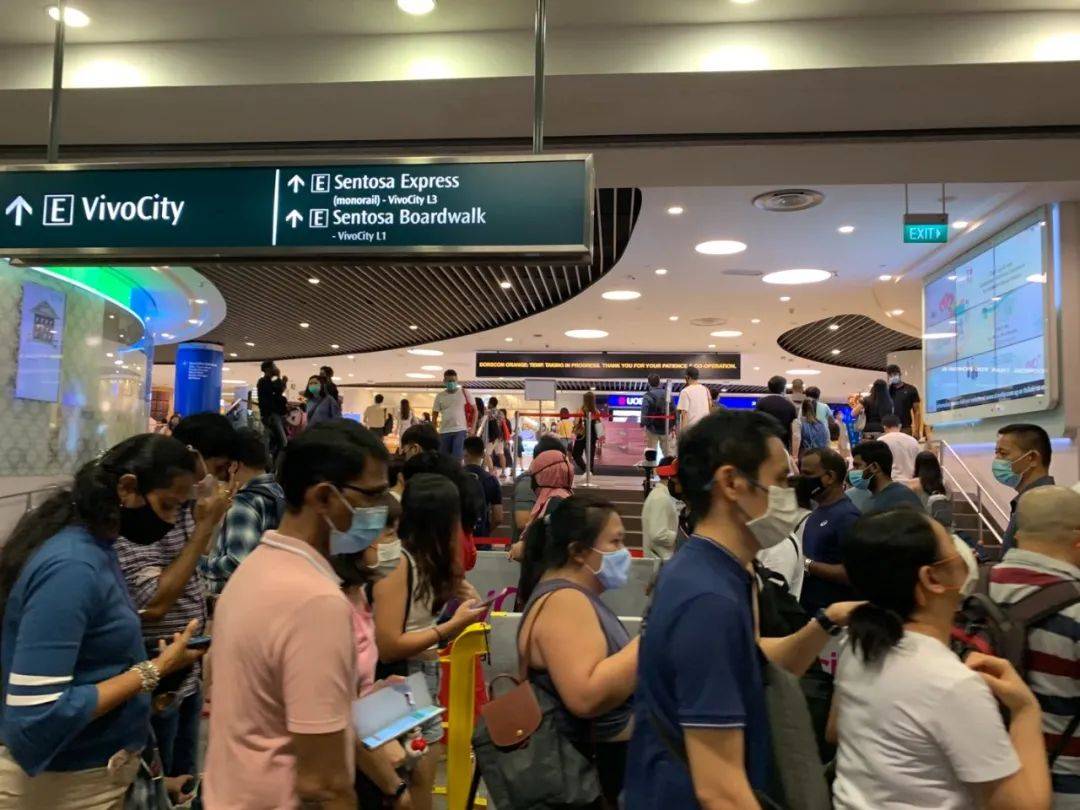 擠！爆！了！2020在家待了一整年，年底了，全新加坡的人都上街排隊