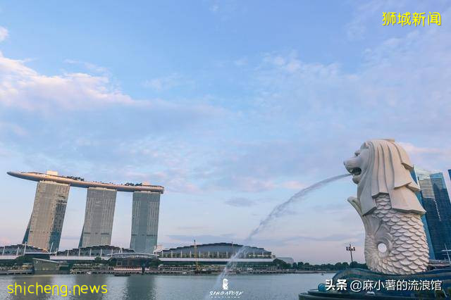 新加坡地标建筑鱼尾狮，游客都来此接发财水，是当地最热闹的地方