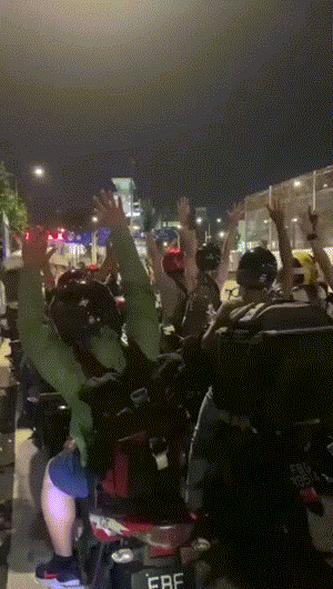 曆史一刻！2年了，新馬重開！好多人奔跑歡呼：“我要回家了！”