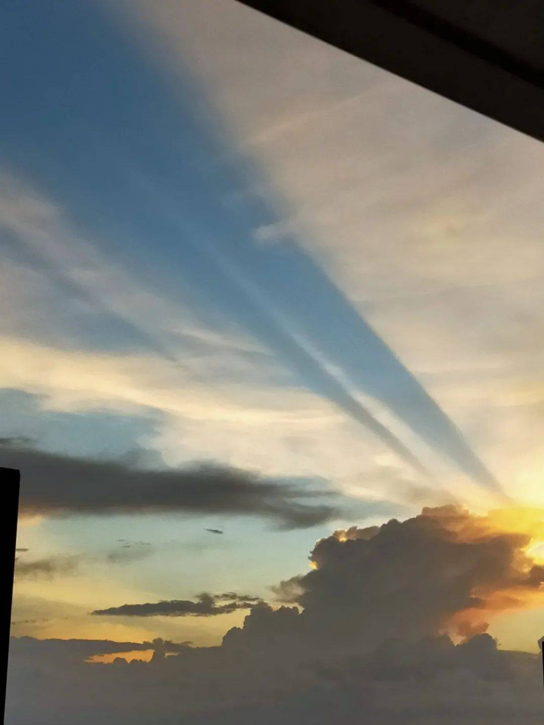 罕见!新加坡再现神奇天象,万道光芒从天空射下,50张美图刷屏