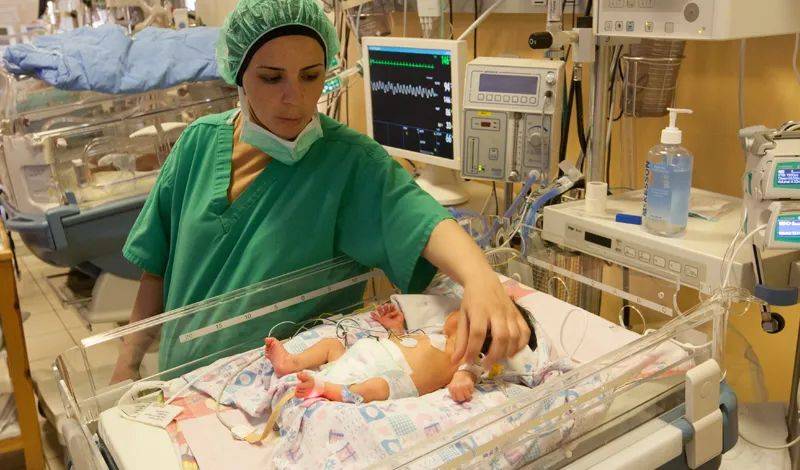 有人提議:新加坡女子強制服兵役,可以提高生育率