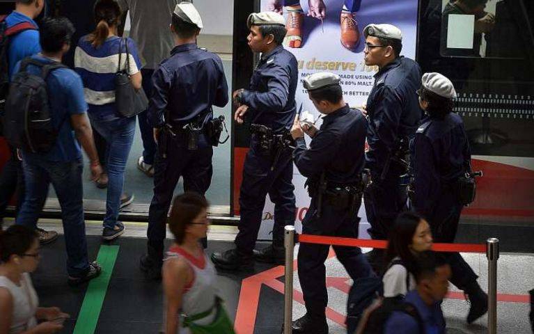 警察下跪震驚全網,實拍昆明人質劫持案有多驚心動魄!新加坡的警察也曾這樣做